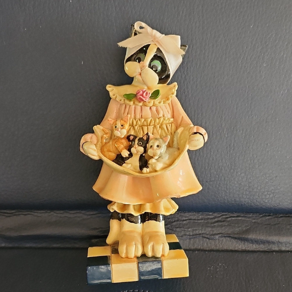 6 inch 1997 donna little Enesco corporation. Mother cat with three kittens.